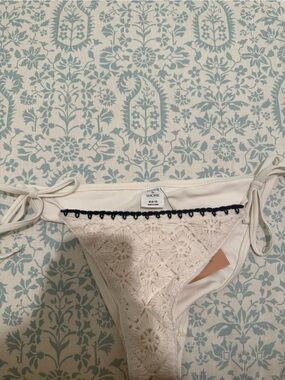 Shade and shore Crochet Lace Tie-Side Bikini new with tags size M